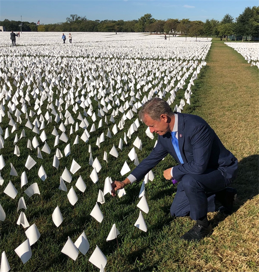 Rep. Cartwright reads notes on flags at the National Mall COVID-19 Memorial